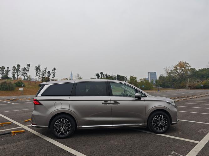 荣威商务车imax8(荣威商务车怎么样)