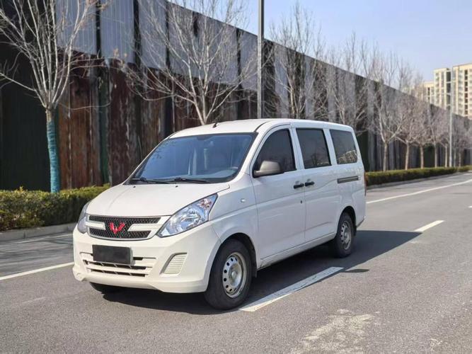 五菱荣光八座面包车多少钱(五菱荣光v八座 加长版)